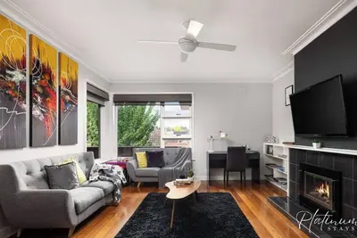 Image de Welcome to Luxury on Webster, your ideal home away from home, now featuring a dedicated workspace.