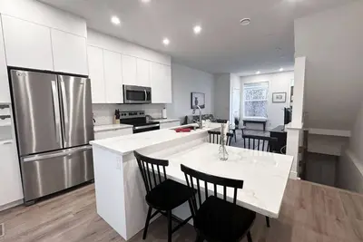Image de Cozy Family Home/Downtown Calgary/Free Parking/Enclosed Garage/Pet Friendly \n