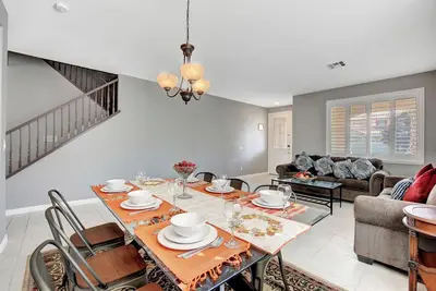 Image de 5br 4fb Sweet Home with Strip View!