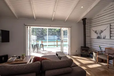 Image de Rosemont's Tiny Bungalow House with Tennis Court - \n