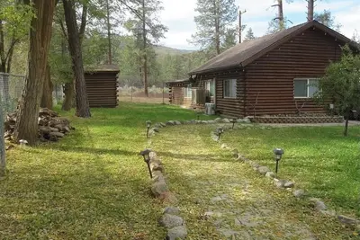 Image de Vintage Cabin with modern day amenities
