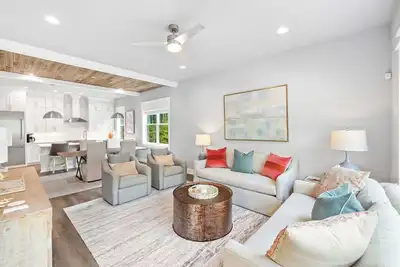 Image de 🦩Now Booking for Summer! Scissor Tail at Treetop New & Pet-Friendly🦩