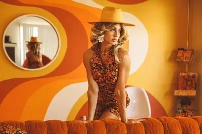 Image de Groovy 1970s Vibes with Hot Tub! · House of Sunshine