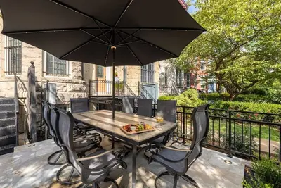 Image de Luxe 7-Br Victorian Castle in the Nation's Capital