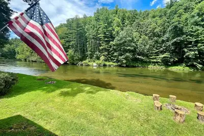 Tiny Ashe Cabin-Riverfront, Firepit, Kayaks, Wifi, Small Dog Friendly, Grill