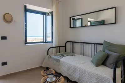 Image de Tusa Bay. Enjoy the sun and sea at 2br house a few steps away from the beach.