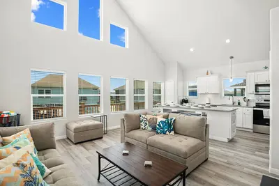 Image de 3 King Beds | 5min Walk to Beach | Dogs Ok | Horseshoes | FirePit