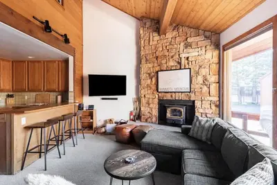 Image de Mountain retreat that sleeps 8 comfortably-walkable to the Village & shuttle