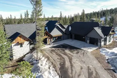 Image de 6400+ Sq. Ft. Beautiful New Lodge in Powder House Pass w/ Comm. Pool Access!