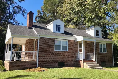 Image de Location, Location, Location! Easy walk to downtown Fayetteville & Town Park