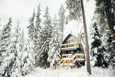 Image de Cabin and Studio! Hot Tub, Large Deck, Pet Friendly and Walk to Ski Bowl