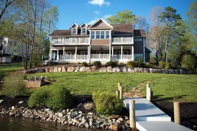 Image de Relax in luxury in no wake zone with spacious living area and gourmet kitchen.