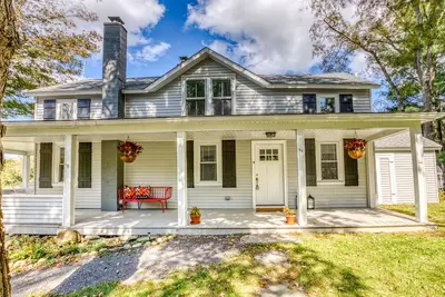 Image de New! Family-Friendly Berkshire Farmhouse - Pond, Firepit & Woodburning Stove!
