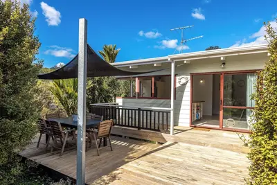 Image de Onetangi Beach Retreat - Waiheke Holiday Home
