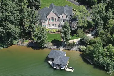 Image de New - Spacious + Covered Dock + No wake zone + Kayaks + Theater