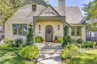 Image de Football season in Fort Worth — walk to the Stadium from this designer home
