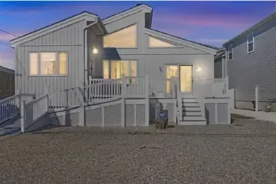 Image de Fully renovated modern beach home in Orltey Beach\n