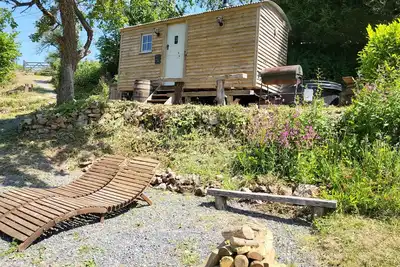 Plum Hut, romantic shepherd hut retreat with log burner, hot tub, pet friendly!