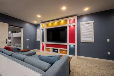 Image de Evermore's Cinema House: 10-Br Luxury Retreat