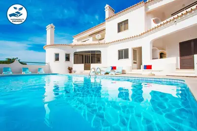 Image de 2br Apt w/ Terrace & Pool – Galé