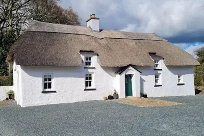 Image de Large Thatched Farmhouse\n