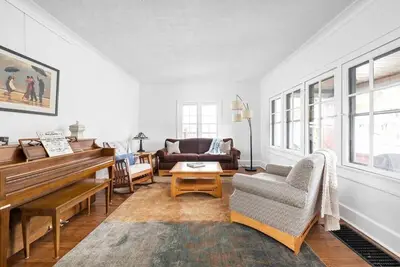 Image de Fire Pit, Corn-Hole, Grill, Piano | Bungalow Near Broad Ripple