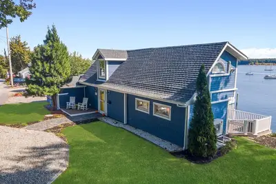 Image de East Greenwich Waterfront Gem
