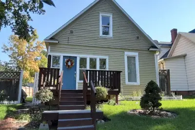 Image de The French Cottage - Walking distance to downtown restaurants and shops!
