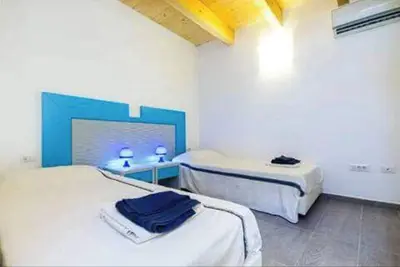 Image de Spacious and bright three-room apartment on the first floor, suitable for friends and large families