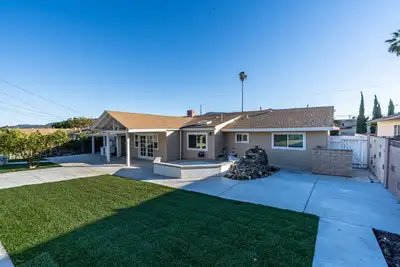 Image de Modern King Beds/Beautiful Large yards/Long Stay/Wi-Fi/Wfh/25 mins to Beach/Fwy