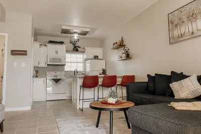 Image de Beautiful Spacious Condo Walking Distance to Casino