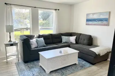 Image de New! Updated, Peaceful Retreat - 5 Minute Walk To The Sparkling Ocean!