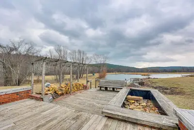 Image de Deck & Views: Spacious ‘Lake House’ Escape