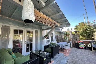 Image de Happynest! Cozy beach bungalow walking distance to restaurants and the beach