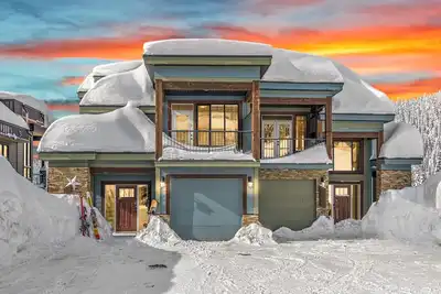 Image de Stunning Modern Duplex on the Ridge with incredible views.