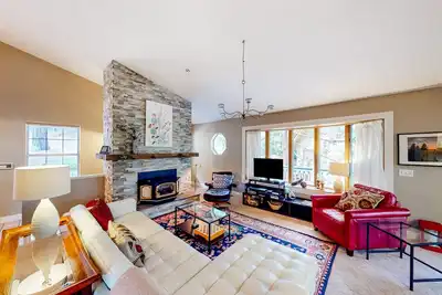 Image de Secluded retreat with pool, nature views, patio, fireplace, & close to lake