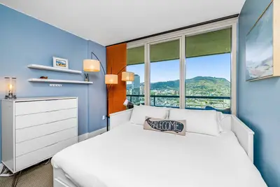 Image de Allure Waikiki, Unit 2311 | Scenic condo in Honolulu with pools and balcony
