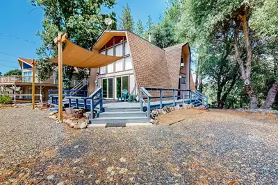 Image de Cozy Cabin | Farmhouse-style cabin in Groveland with gambrel knotty pine ceiling