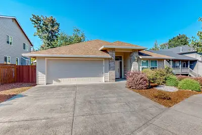 Image de Custom-built home alongside greenspace with deck & massage chairs