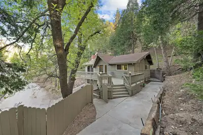 Image de Crestline Lake Gregory Cabin