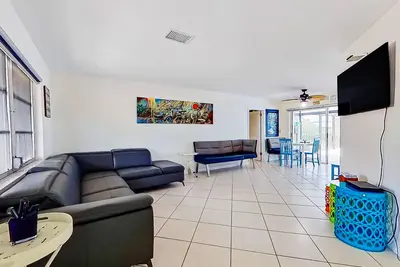 Image de Private home on the canal with dock, screened pool, patio, Ac, & W/D - dog-friendly