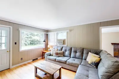Image de Dog-friendly cottage with a wood stove, washer/dryer, firepit, & large yard