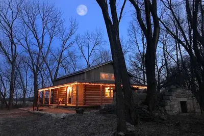 Image de Unique Paw Print Cabin nestled in the Flint Hills!