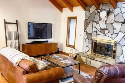 Image de Tastefully updated Cabin with a hot tub!