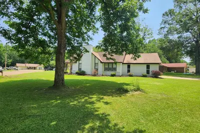 Image de Hidden Gem\nNewly renovated 3 bedroom 2 bath home. Relax and enjoy your stay.