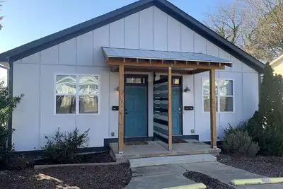 Image de Sleeps 12-14 in comfortable  beds, 6 Br. Oak City Duplex for your Large Group! !