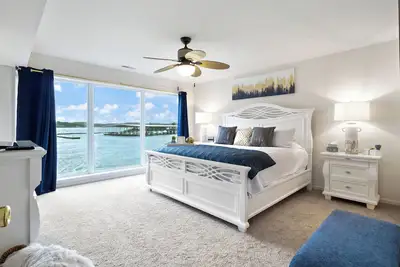Image de Beautiful Lakefront Condo - 2 Master Suites and Queen Sofa Bed