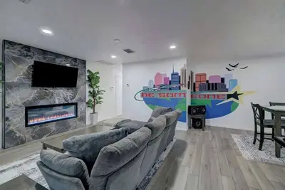 Image de 4br Spacious Home w/ Hot Tub & BackYard! Downtown