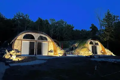 Image de The Bay Shore Shire Waterfront ‘Hobbit’ Home • Stunning Sunsets • Earth Covered