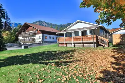 Image de Downtown Leavenworth Front Street Home - Walk to Town - Hot Tub!